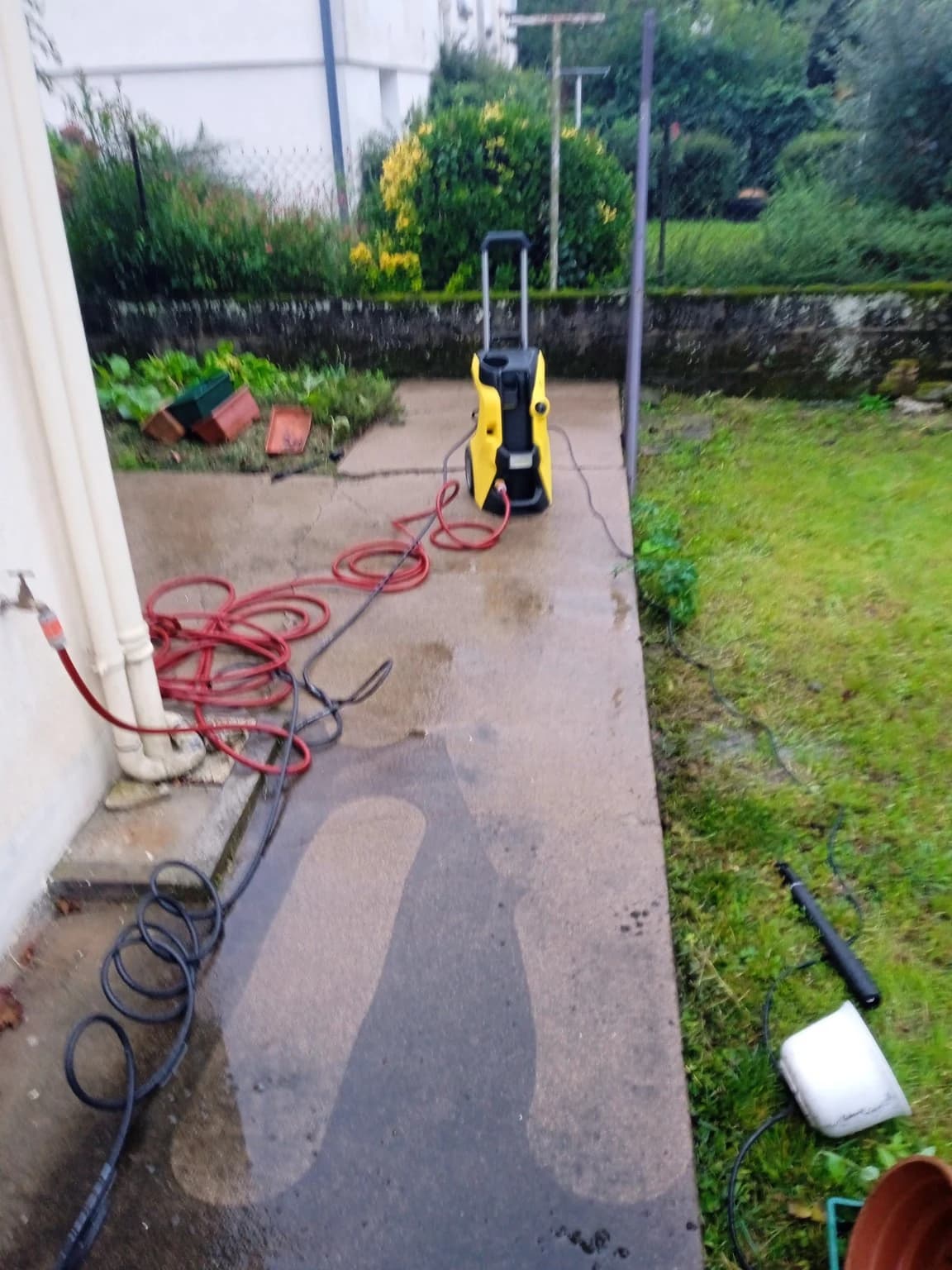 Nettoyage de terrasse sans produit chimique, début d'intervention